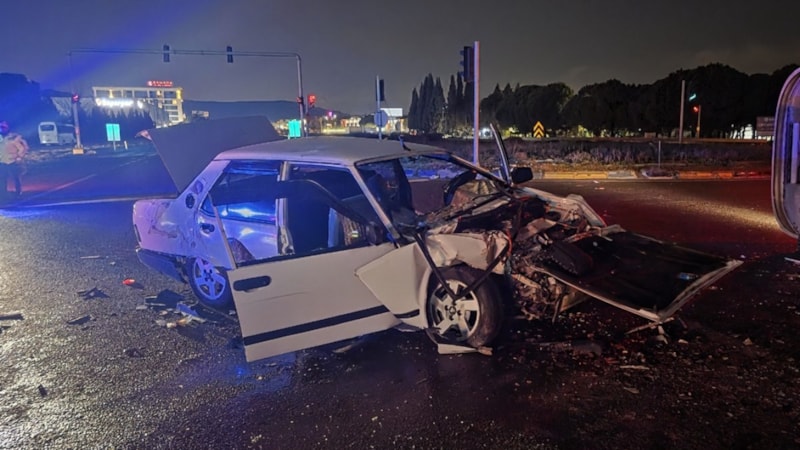 İzmir'de otomobille minibüsün çarpıştığı kazada 5 kişi yaralandı