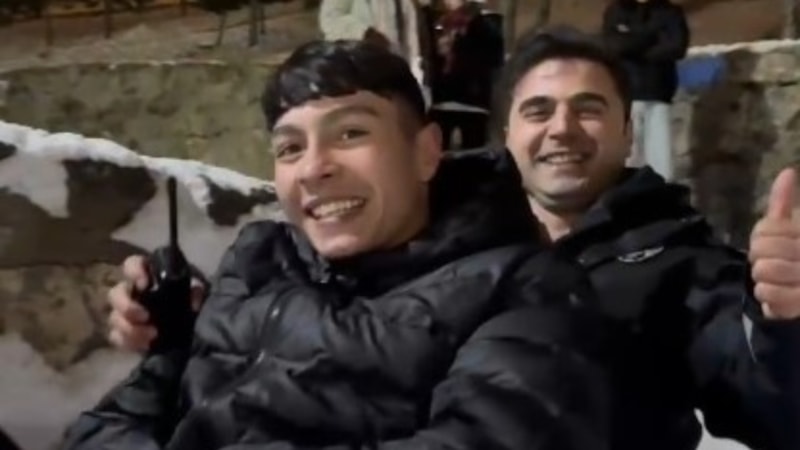 Kayseri polisi, gençlerle kartopu oynadı