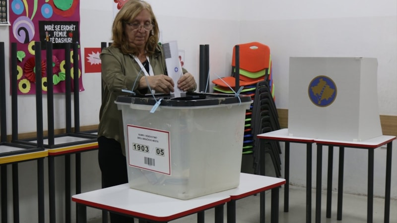 Kosova'da genel seçim heyecanı: Halk sandık başına gitti