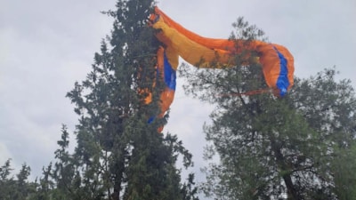 Denizli'de paraşütü ağaca takılan pilotu itfaiye kurtardı