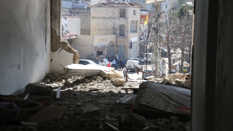 İsrail, Lübnan'da evleri yakarak ateşkesi ihlal etti