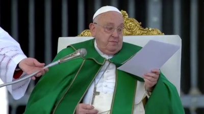 Papa Franciscus, nefes almakta güçlük çektiği için konuşmasını yardımcısı tamamladı