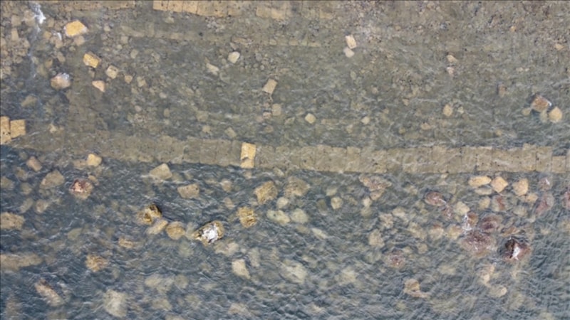 Kuzey Ege'de denizin çekilmesiyle 2 bin 500 yıllık limanın kalıntıları ortaya çıktı