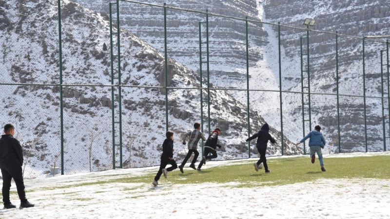 Şırnak'ta çocukların futbol aşkı görenlerin kalbini ısıtıyor