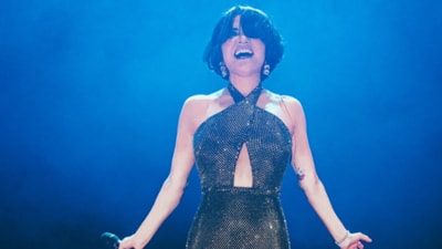 Göksel'in yeni imajı! Kısa saçları uzadı