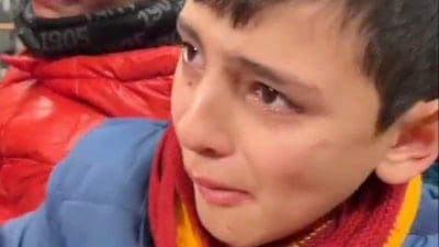 Galatasaraylı çocuk, Adana Demirspor sahadan çekilince ağladı