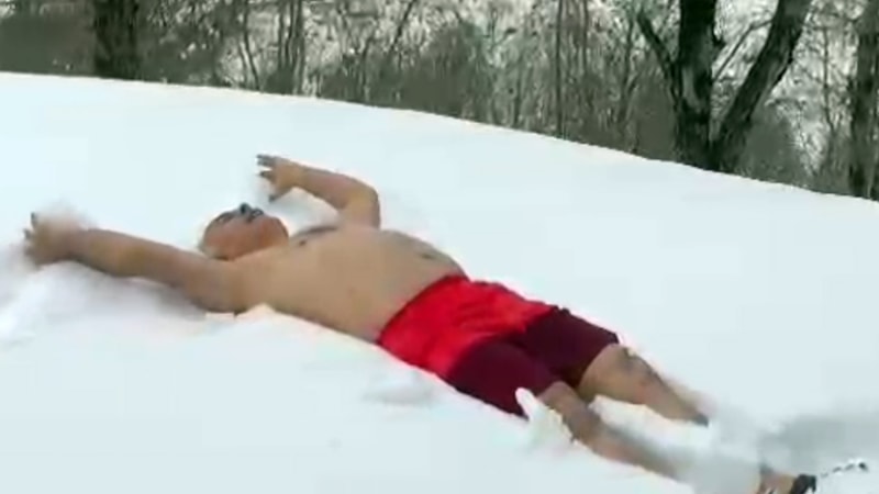 Ordu'da evinin önünde kar banyosu