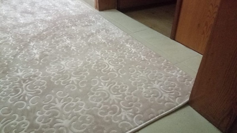 Kayan halılar bu yöntemle kıpırdamayacak; Altına koymanız yeterli...