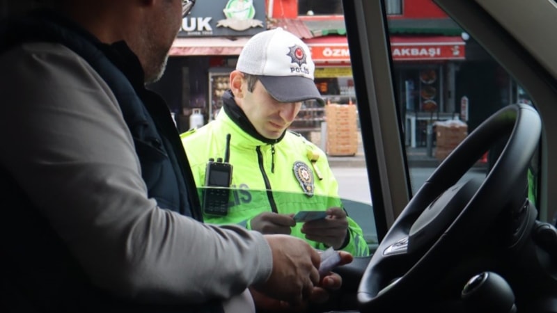 İzmir'deki okul servisi denetimlerinde 38 araca trafikten men