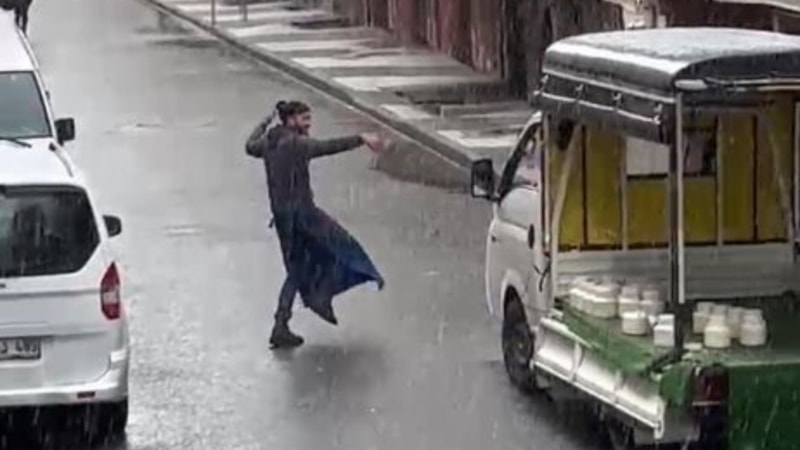 İstanbul'da seyyar satıcı kar yağışı eşliğinde dans etti