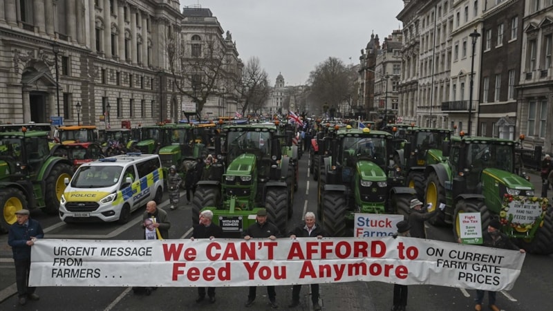 İngiltere'de çiftçilerin isyanı: Traktörler Londra’yı ablukaya aldı