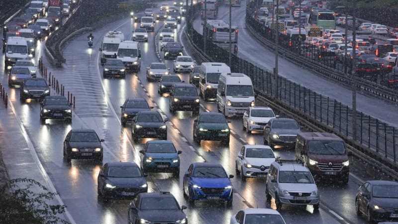 İstanbul'da kar alarmı: Trafik yoğunluğu yüzde 80'e ulaştı