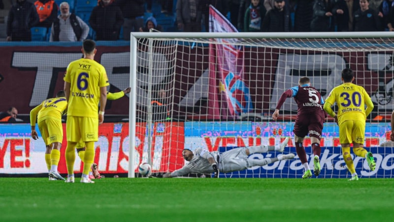 Uğurcan Çakır, penaltı vuruşunda Mame Thiam'a geçit vermedi