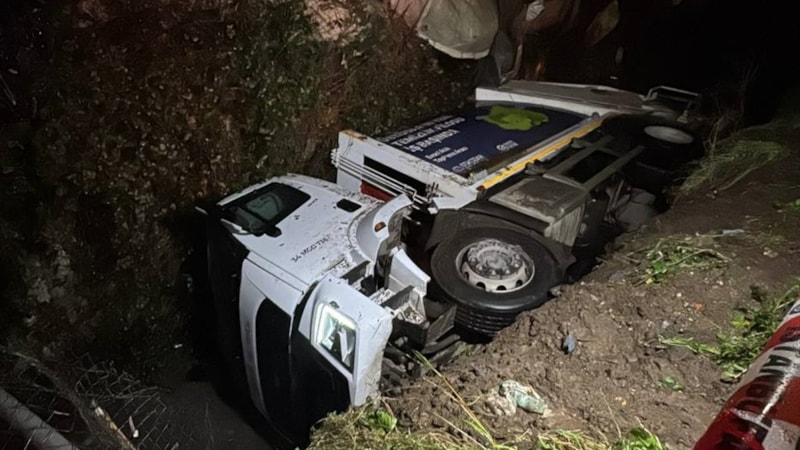 İstanbul Üsküdar'da çöp kamyonu dereye uçtu