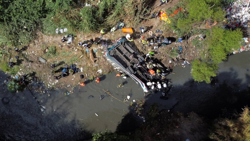 Guatemala'da otobüs köprüden uçtu: 51 kişi öldü