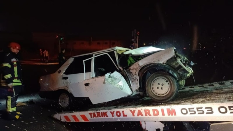 Çorum'da alkollü sürücü otomobiliyle tuzlama aracına çarptı: 1'i ağır 2 yaralı