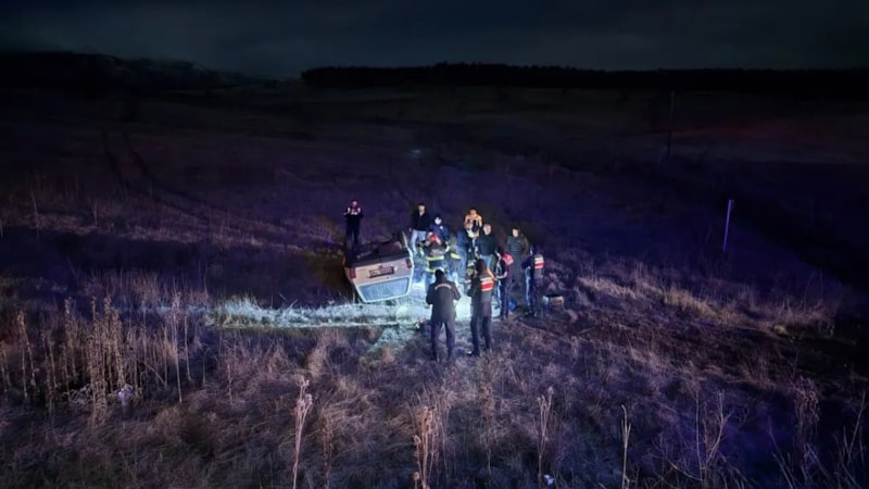 Kütahya'da otomobil dereye savruldu; 3 yaralı