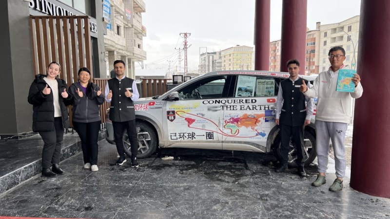 Çinli çift elektrikli araçlarıyla Yüksekova'ya geldi: Hava kirliliğine dikkat çektiler