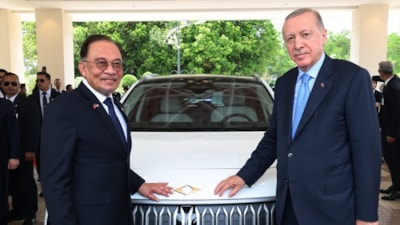 Cumhurbaşkanı Erdoğan, Malezya Başbakanı İbrahim’e Togg hediye etti