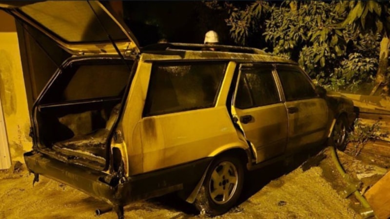 Antalya'da park halinde alev alan Tofaş hurdaya döndü