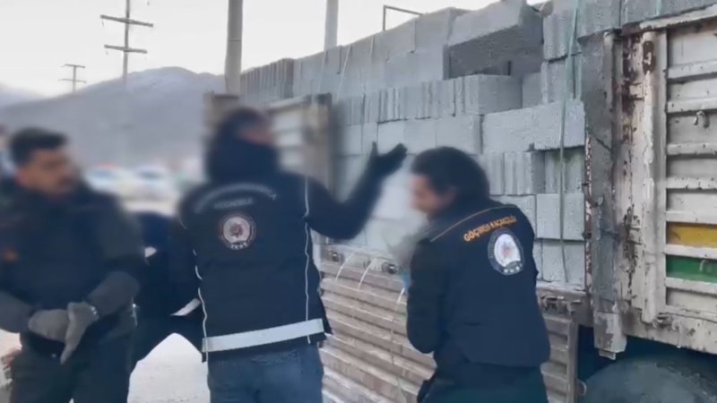 Bitlis'te briket yüklü tırda 31 düzensiz göçmen yakalandı