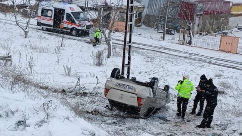 Amasya'da hastane yolunda kaza yaptılar: 3 yaralı