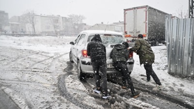 İstanbul'da kar yağışının etkisiyle kazalar yaşandı: Vatandaşlar İBB'ye tepki gösterdi