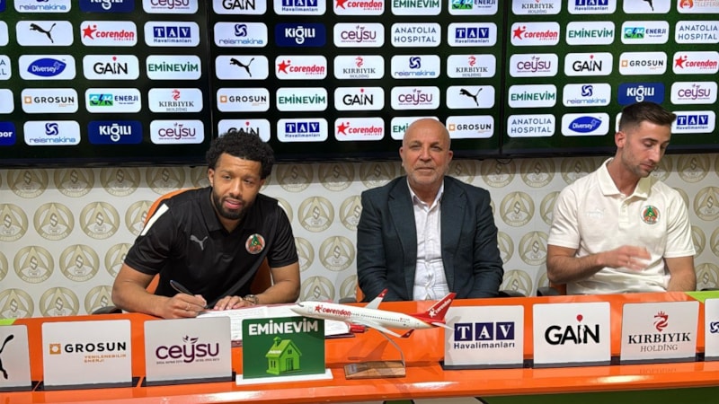 Alanyaspor'da toplu imza töreni yapıldı
