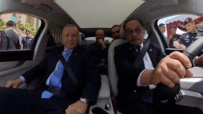 Cumhurbaşkanı Erdoğan ile Malezya Başbakanı arasında renkli TOGG diyalogu