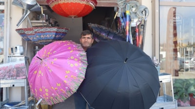 Şemsiye fiyatları artınca vatandaş soluğu tamircide aldı