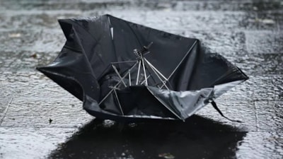 Kırık şemsiyeleri sakın atmayın; Bu yöntemle yeniden kullanılıyor...