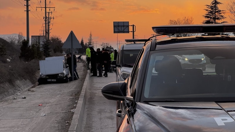 Burdur'da polisten kaçarken 4 araca çarpan sürücü yakalandı