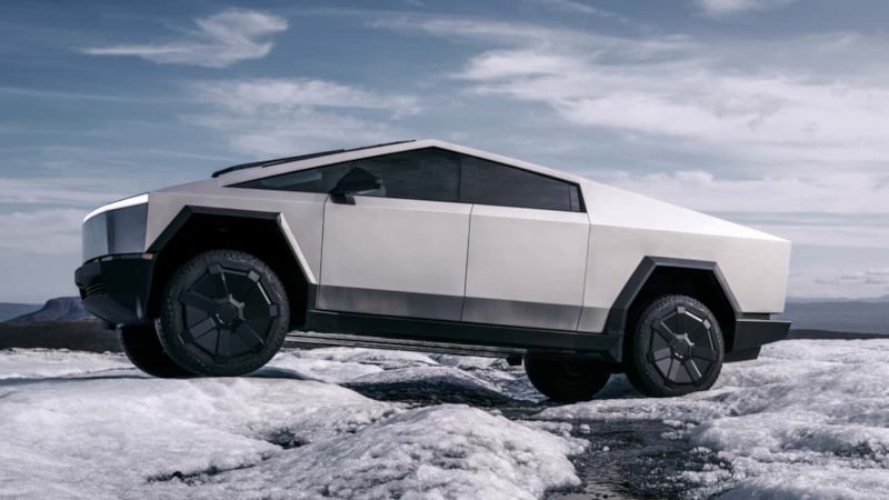 Tesla Cybertruck otomatik pilottayken kaza yaptı