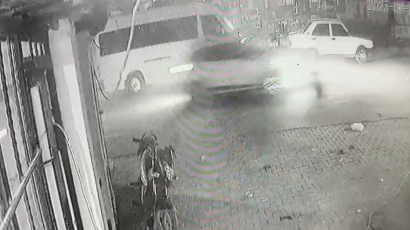 Hatay'da seyyar köftecinin ölümden saniyelerle kurtulduğu anlar kameralara yansıdı