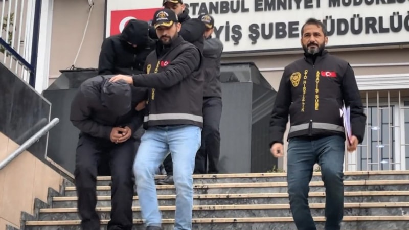 İstabul'da motosiklet hırsızları saklandıkları dükkanda yakalandı