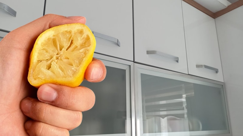 Bu yöntemi bilmeyen çok şey kaçırıyor! Mutfak dolaplarındaki yağ lekelerini söküp atıyor