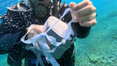 Antalya'da denizin dibinde kurdeleyle bağlanmış İncil bulundu