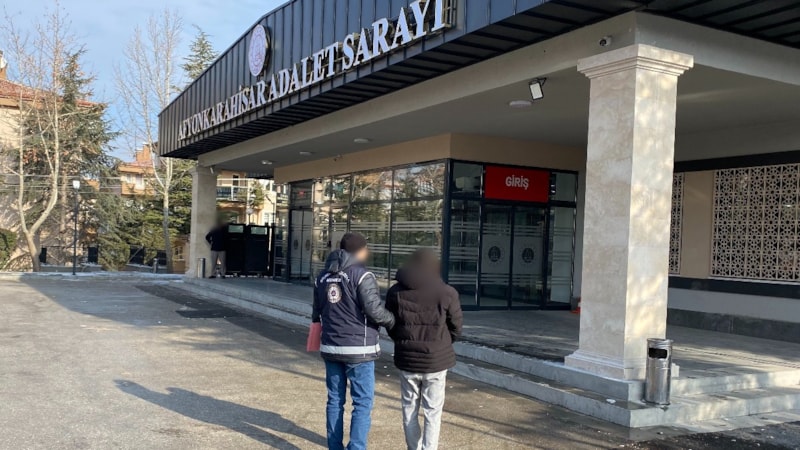 Afyonkarahisar'da göçmen kaçakçılarına operasyon