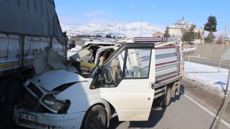 Malatya'da kamyonet, tıra çarptı