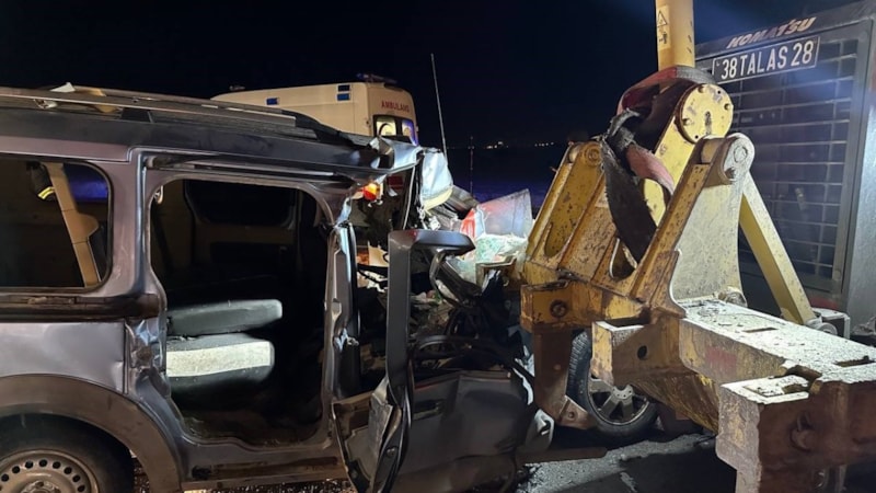 Kayseri'de hafif ticari araç iş makinesine çarptı: 1’i ağır 2 yaralı