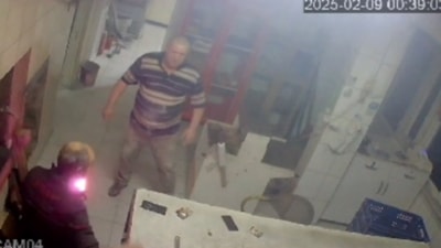 İstanbul'da alev alan cep telefonunu camdan aşağı attı