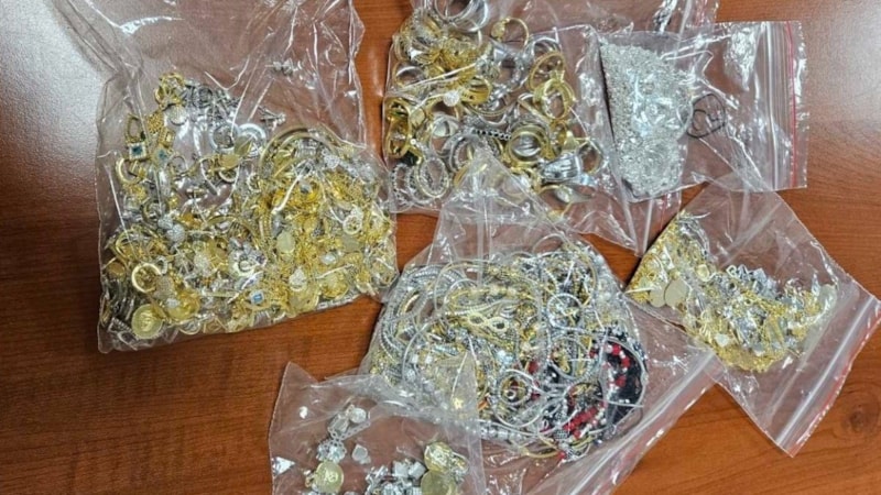 Kırklareli'de şahıslar vücutlarına sakladıkları takılarla yakalandı