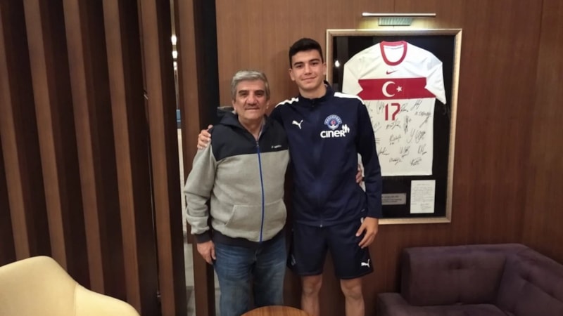 Aston Villa'ya transfer olan Yasin Özcan okul bahçesinde keşfedildi