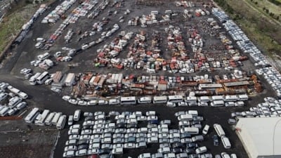 İstanbul'un hurda otomobilleri, araç mezarlığında çürüyor