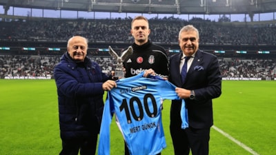 Trabzonspor maçı öncesi Mert Günok'a iki ödül birden