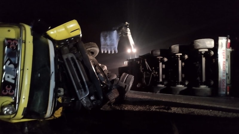 Balıkesir'de devrilen tırın sürücüsü yaralandı