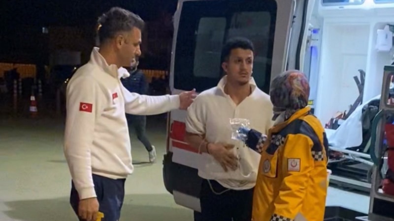 Bursa'da kavgayı ayırmak isteyen genç karnından bıçaklandı