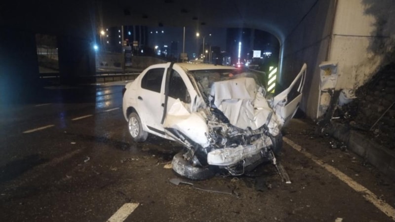 İstanbul Maltepe'de duvara çarpan otomobilin sürücüsü ağır yaralandı
