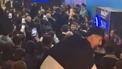 İstanbul'da film galasında izdiham: Kavga sırasında yangın tüpü sıktılar