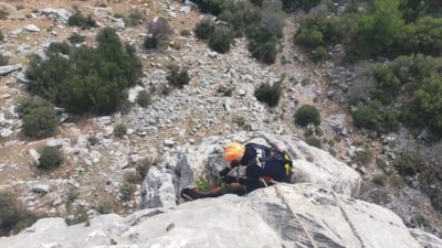 Burdur'da dağda mahsur kalan keçileri AFAD kurtardı